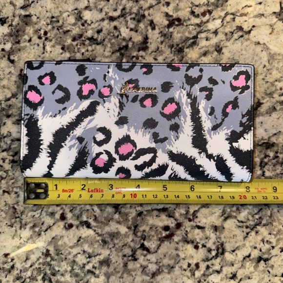 L’ALPINA Leopard and Tiger Print Wallet - Picture 9 of 10